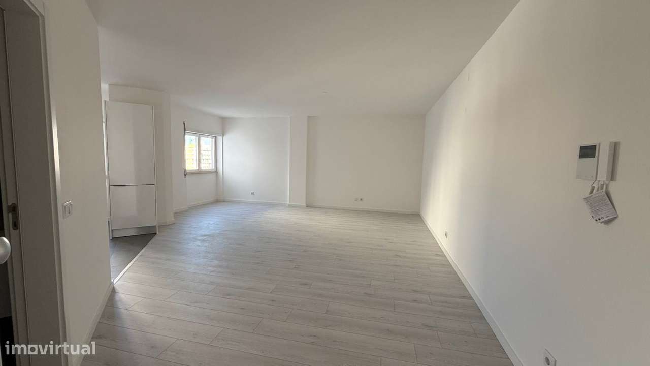 Apartamento T0 com parqueamento e vistas de mar-2