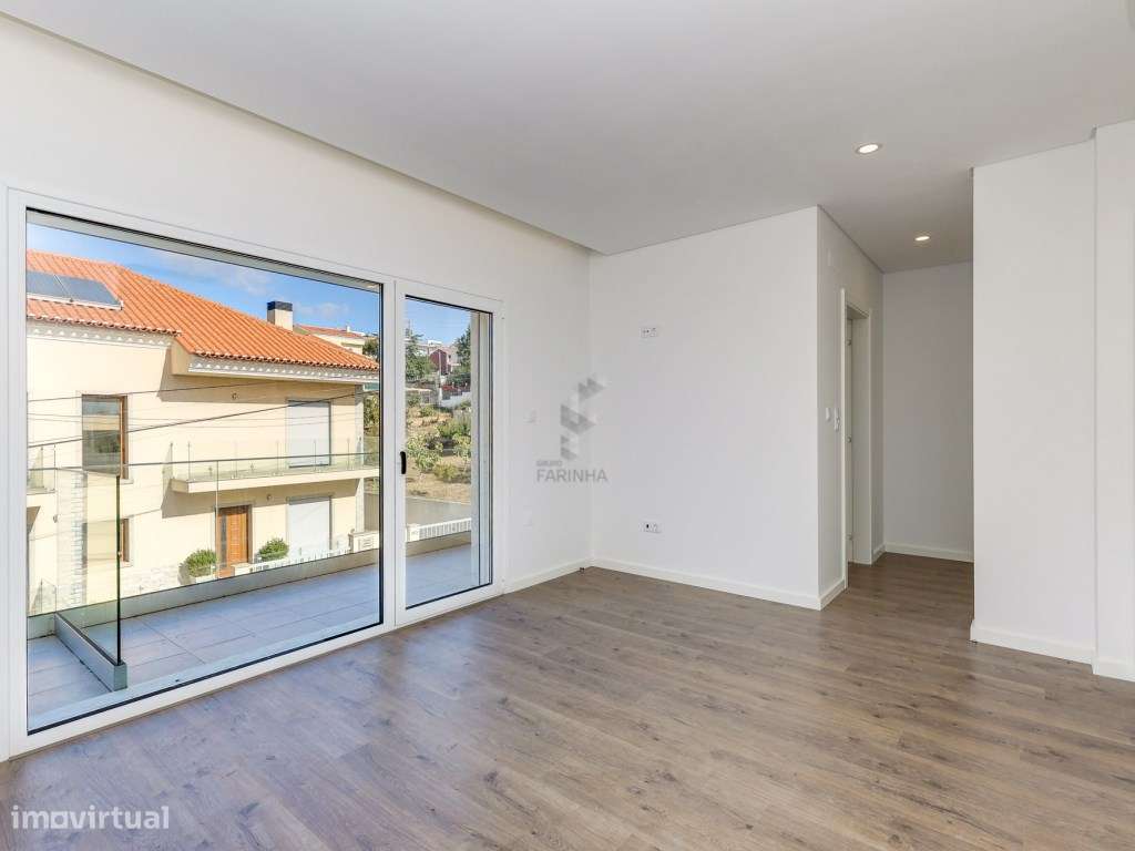 MORADIA T4 NOVA
Famões, moradia independente V4+1 nova com Jardim,...-21