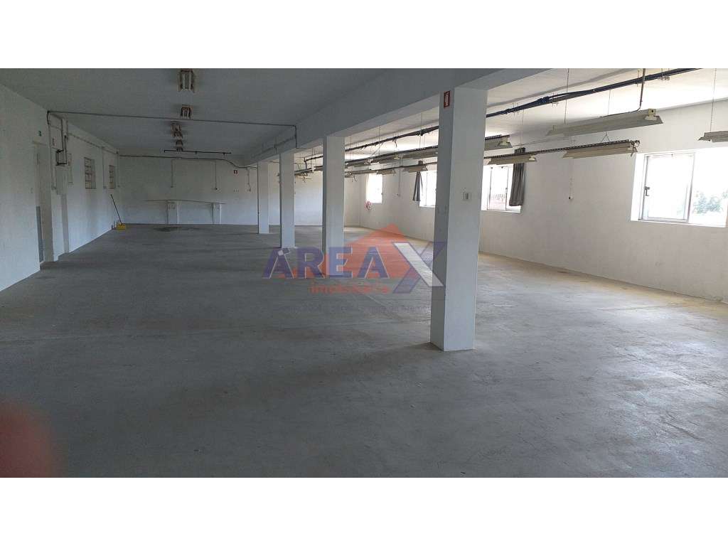 Armazém a 2km do centro da cidade. Próximo do acesso ao IC2. - Grande imagem: 2/10