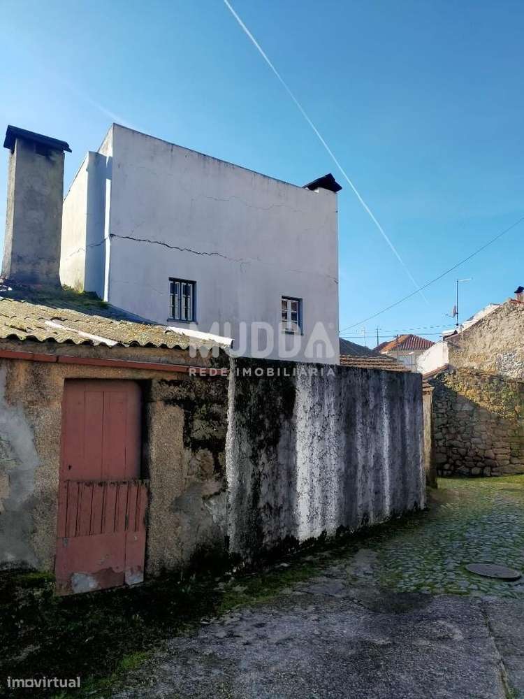 Duas moradias e uma garagem para venda em Gouveia-21