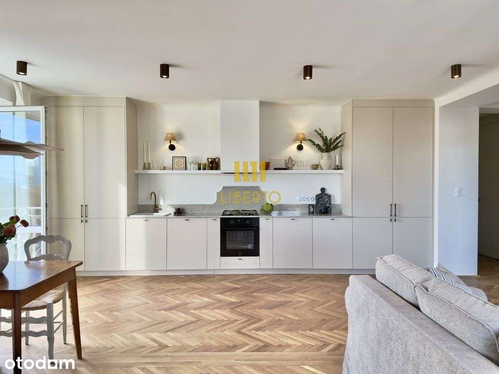 Zabytkowa kamienica - dwa balkony, widok, Ac-1