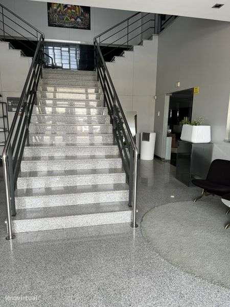 Grande armanzem com 2 cais com altura interior de 8/9 metros - Grande imagem: 5/6