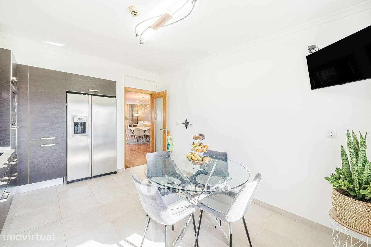 Apartamento T4 Duplex, com estacionamento e arrecadação, no Barreiro-9