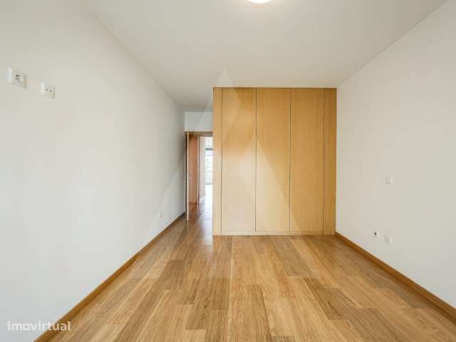 Apartamento T2 com varandas e garagem fechada no centro de Aveiro-23