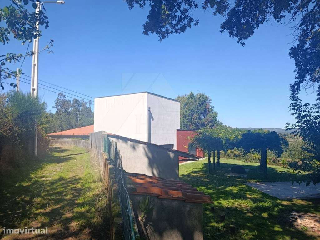 Moradia com terreno envolvente, espaços amplos e excelente potencial-16