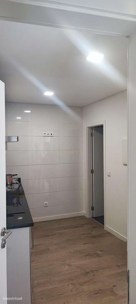 PRÉDIO EM PROPRIEDADE TOTAL NO CENTRO HISTÓRICO DE PENICHE  COM  5 FRA - Grande imagem: 4/18