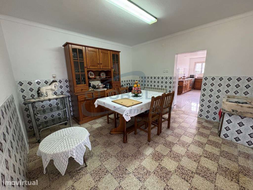 Moradia T5 com Grande Terreno Plano, Garagem, Anexos e Elevado Pote...-3