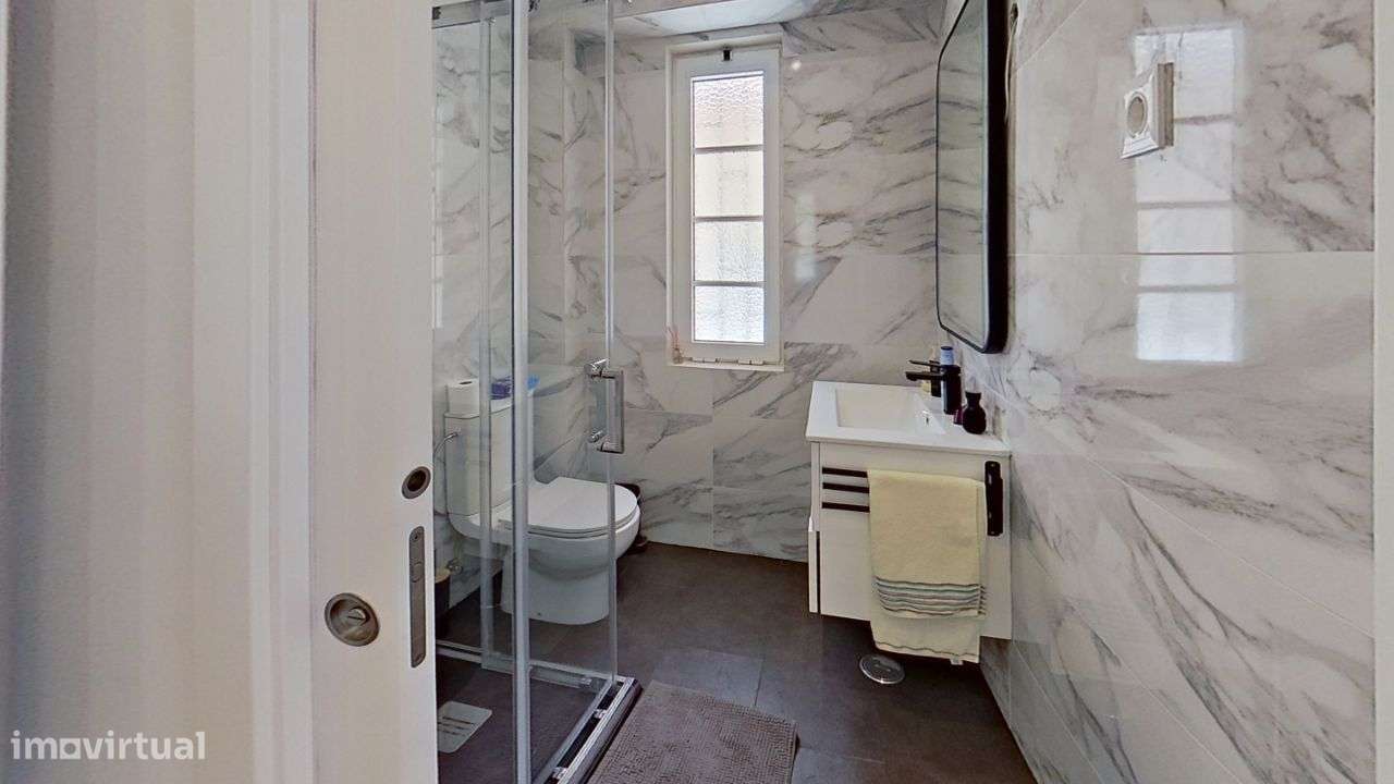 Moradia em Massamá, Rua Direita (tem anexos T-0 e T-2 independentes)-21