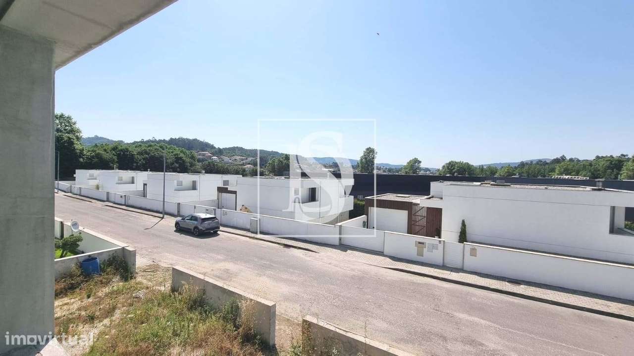 Moradia T3 independente, em construção, na Póvoa de Lanhoso-12