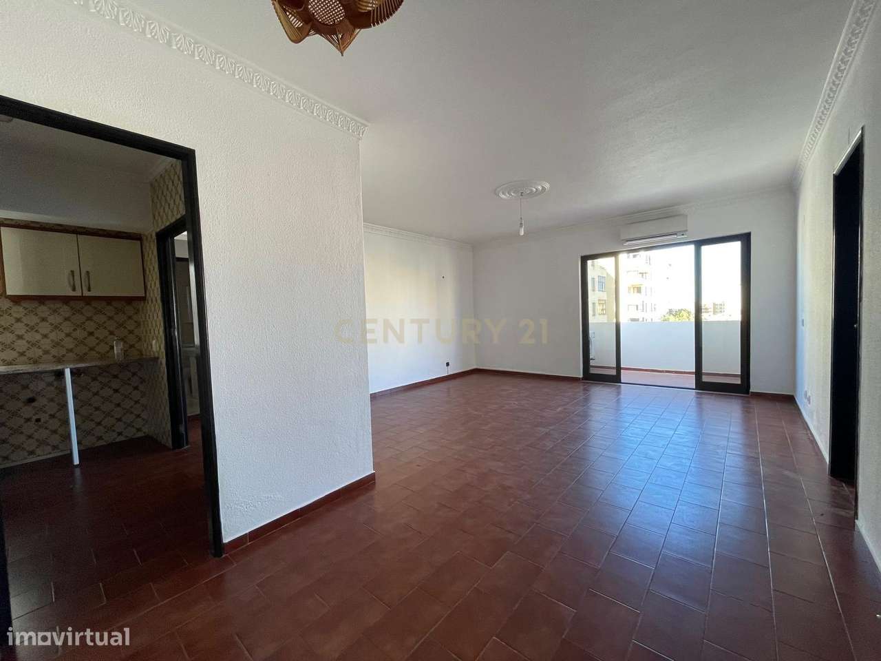 Exclusivo Apartamento T2 - Quarteira - Lugar de Garagem - Varandas - P-12