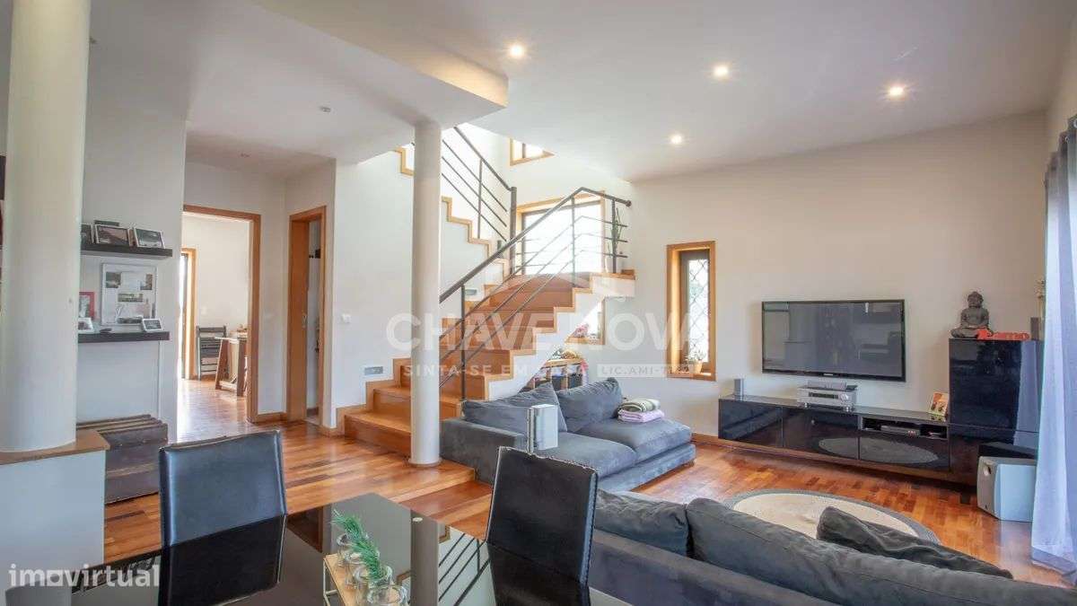 Moradia V3 de quatro frentes - Perosinho-13