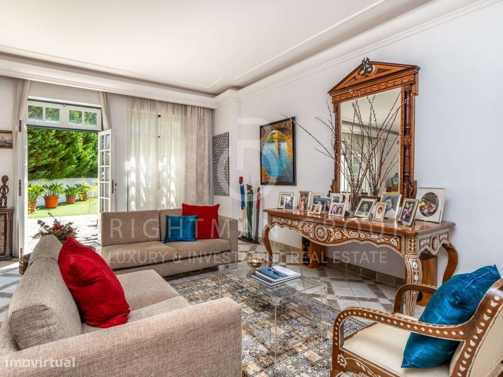 Moradia T5 com piscina em zona histórica da Parede-8