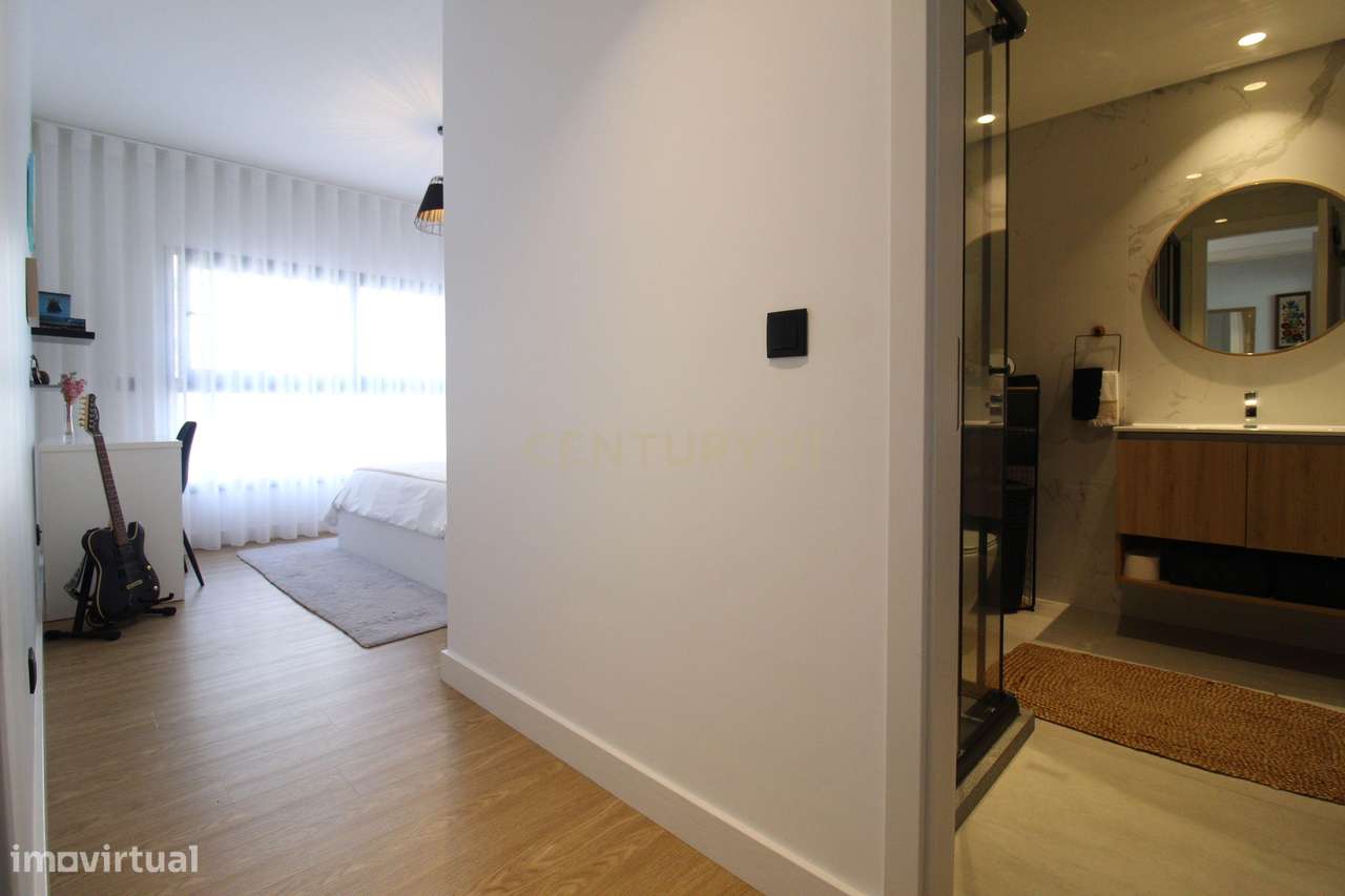 Apartamento T2 Exclusivo com Vista Mar e Localização Privilegiada-15