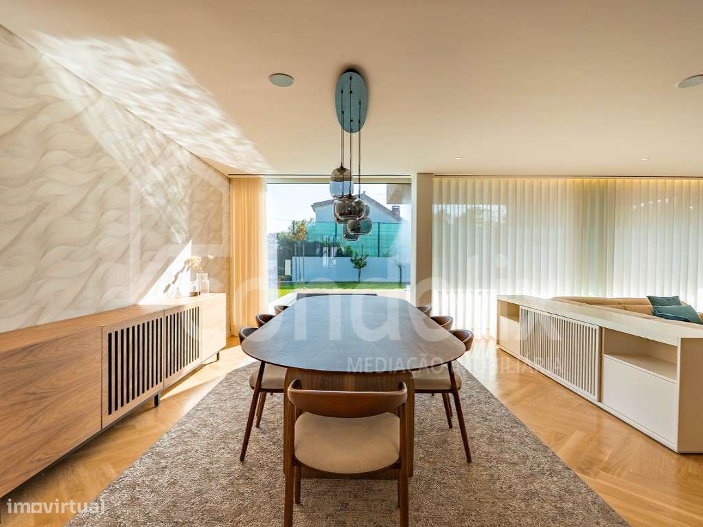 Moradia T5+1 nova com piscina em condomínio fechado de luxo no Estoril-11
