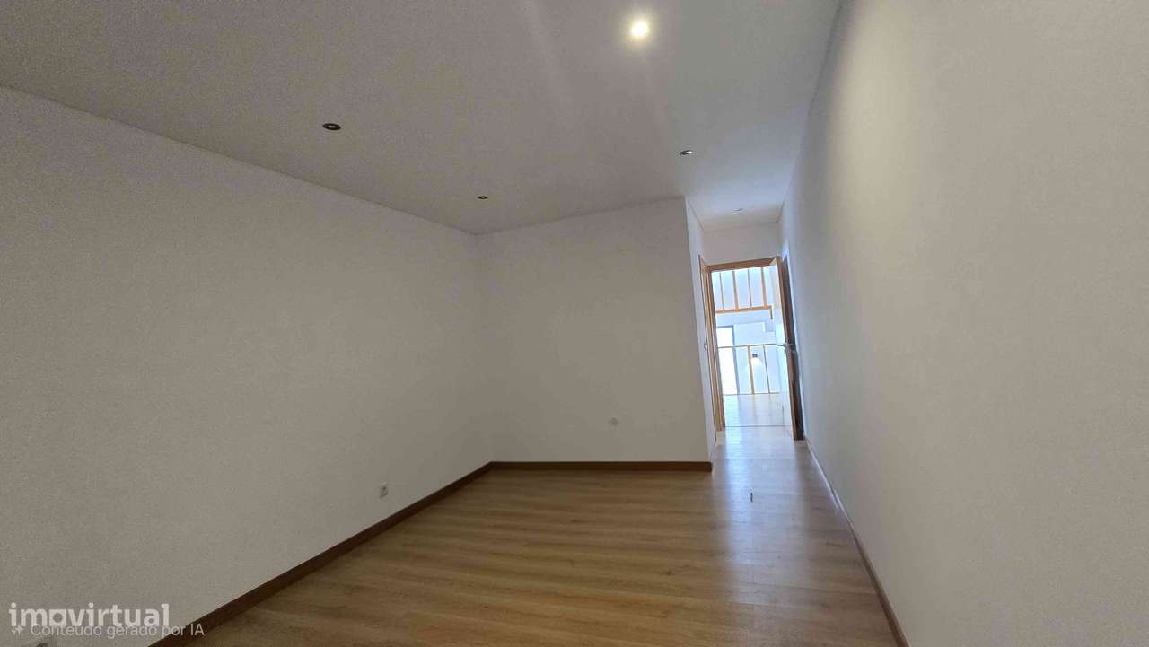 Moradia T4 isolada com jardim e garagem-18