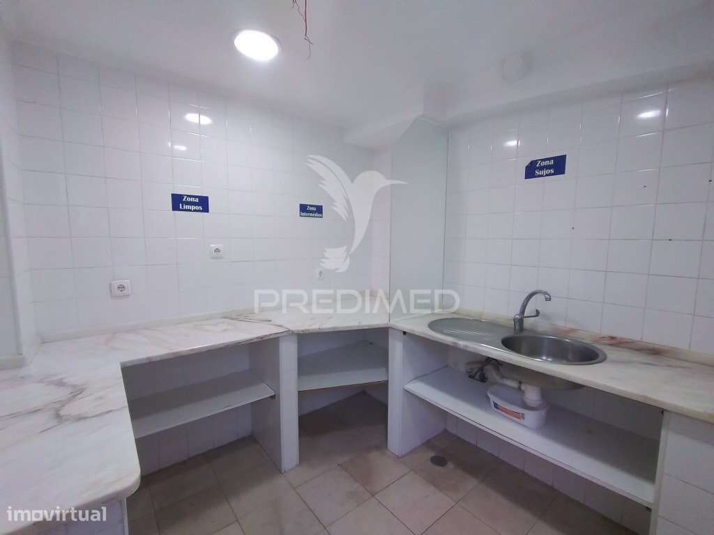 Vende se Loja  com 3 pisos Barreiro-16