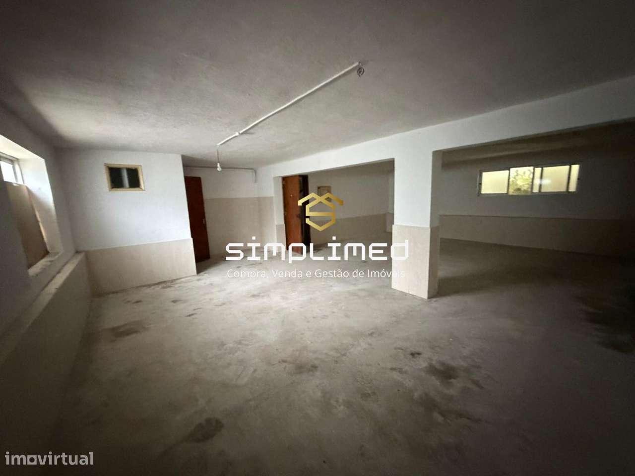 Cave Ampla com Janelas ,Excelente Localização – Baixa da Banheira - Grande imagem: 2/18