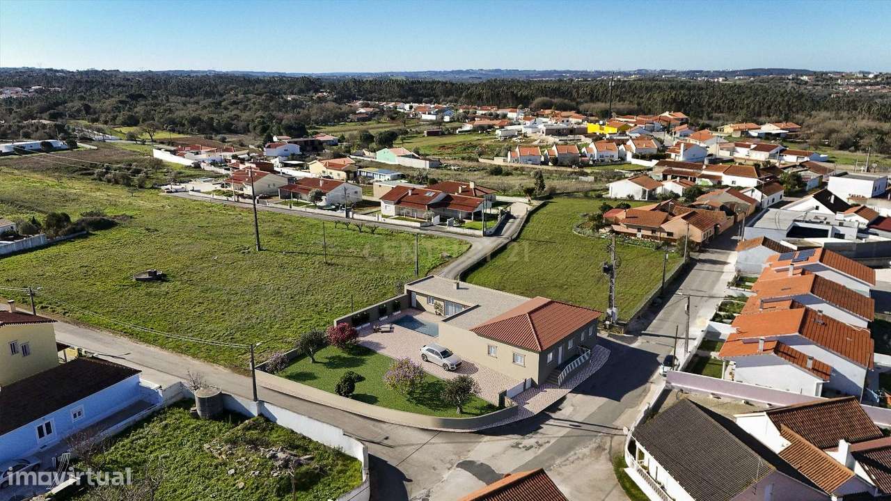 Luxuosa Moradia T3  num lote de terreno 732 m2 com piscina em Aljubarr-5