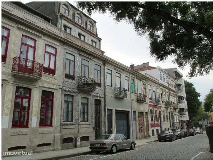 Moradia com jardim 3 pisos + mezzanine - Projeto Aprovado  junto à fac
