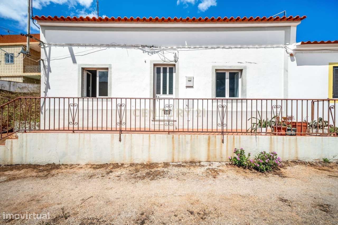 Moradia térrea renovada com dois quartos e terreno urbano, em Alcantar-0