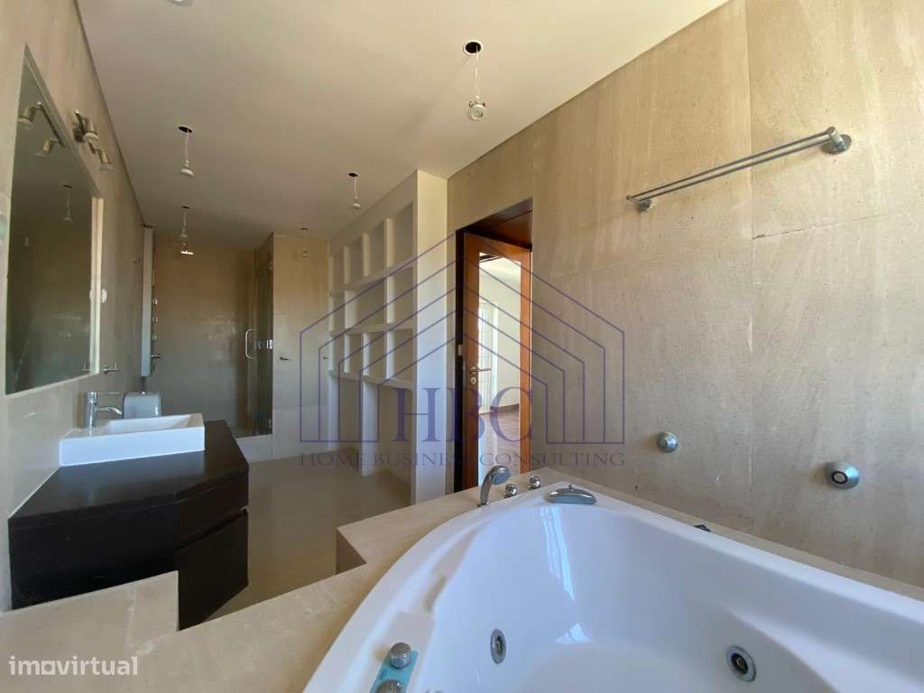 Moradia T4 com Amplo Jardim e Potencial de Remodelação em Alcabidec...-36