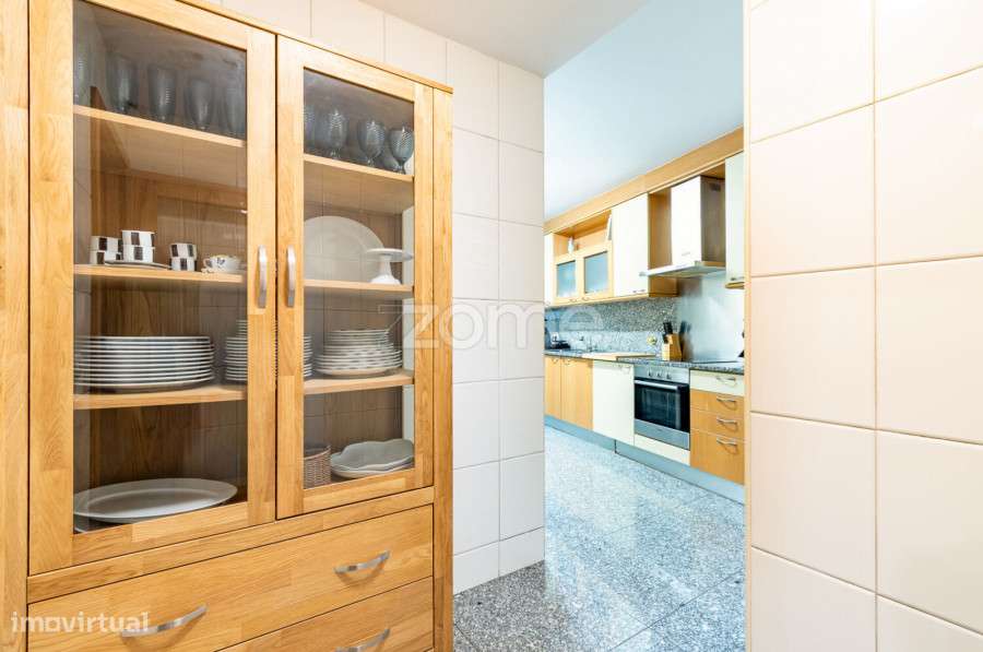 Apartamento T2+1 com Piscinas, Ginásio, Sala de Jogos e 2 Garagens-23