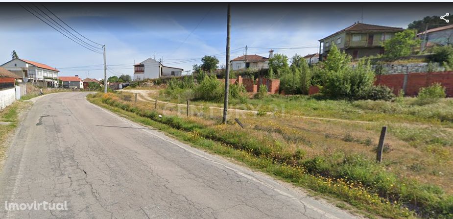 Terreno urbano em Vila Verde da Raia , junto á Estrada Nacional 103.