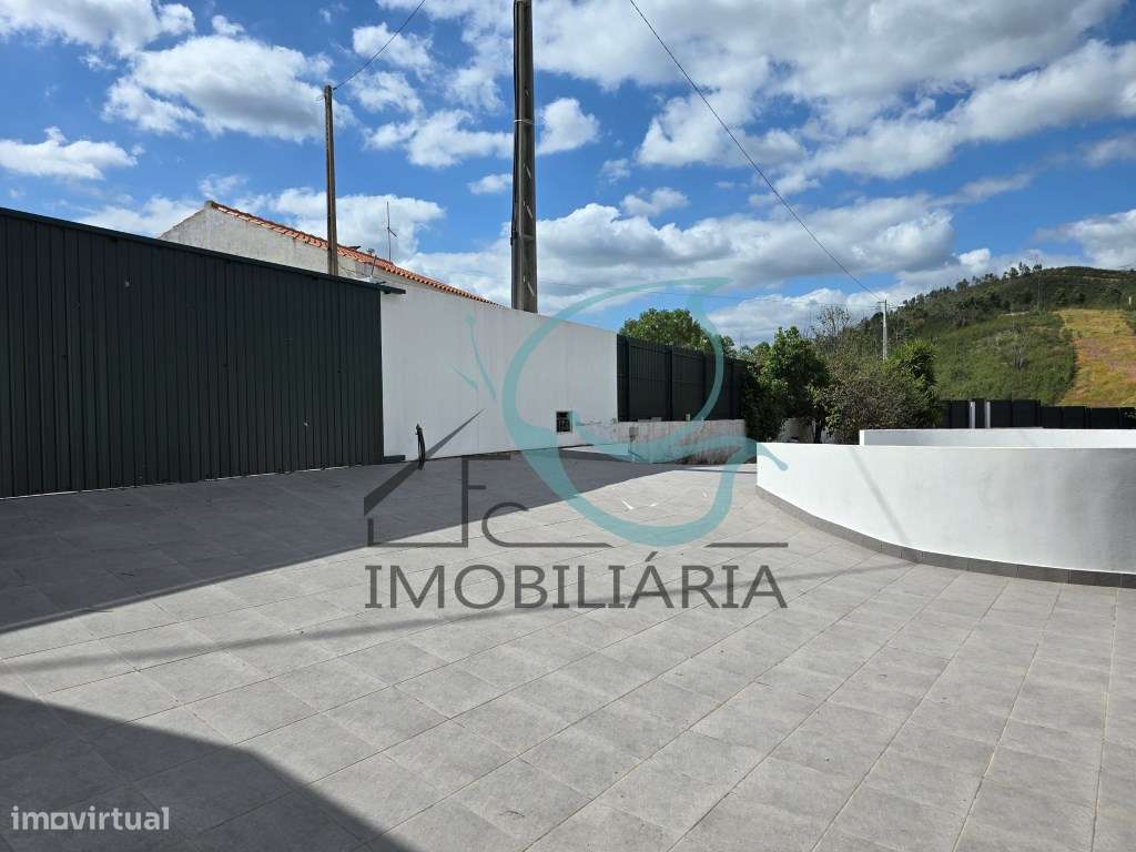 EXCLUSIVO - Excelente moradia de 2 pisos, com licença AL-57