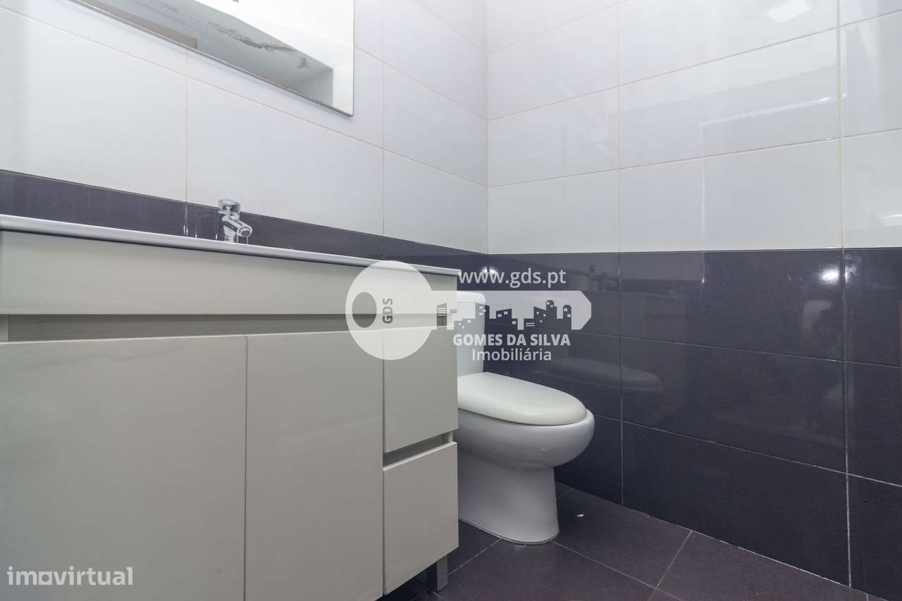 Moradia T3+1 com Espaços Comerciais – Ideal para Viver e Investir-52