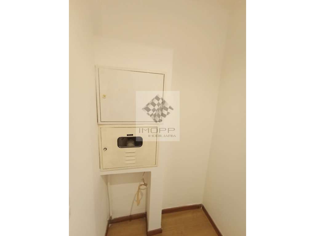 Espetacular T1 remodelado com logradouro em Benfica-3