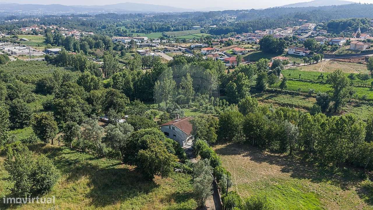 Moradia T4 com Terreno e Árvores de Fruto em Moure, Vila Verde-42