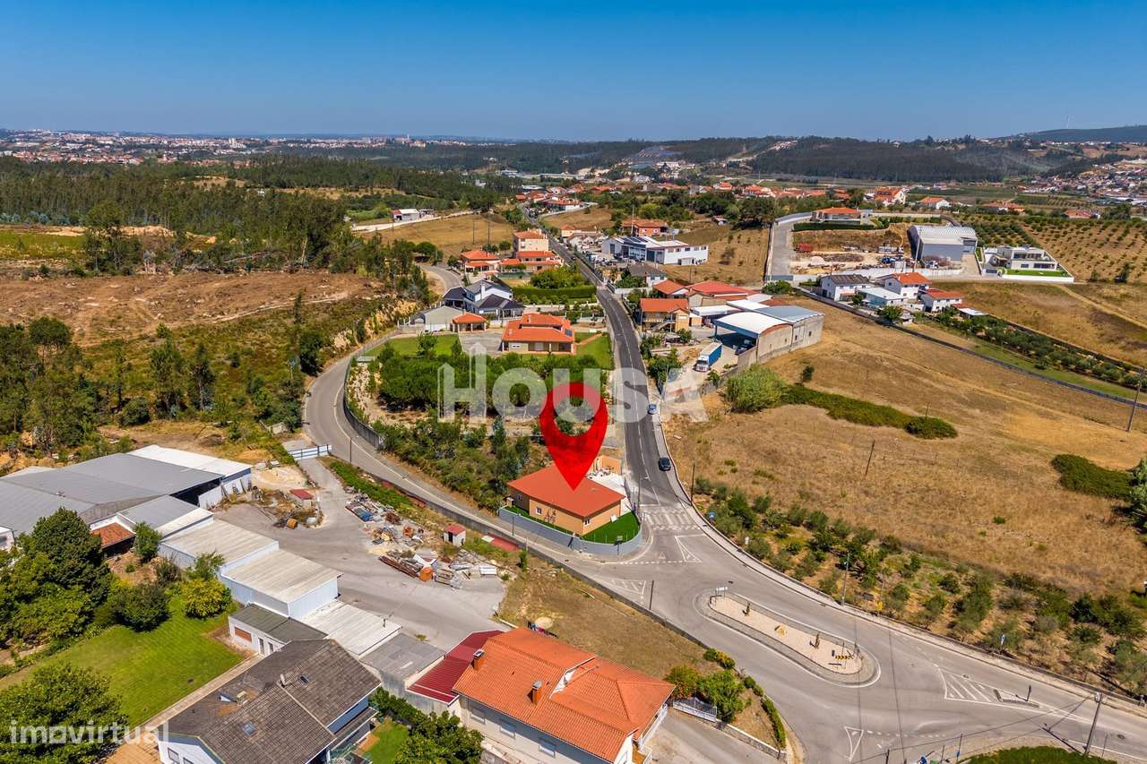Moradia T3 Renovada | Azoia – Leiria-52