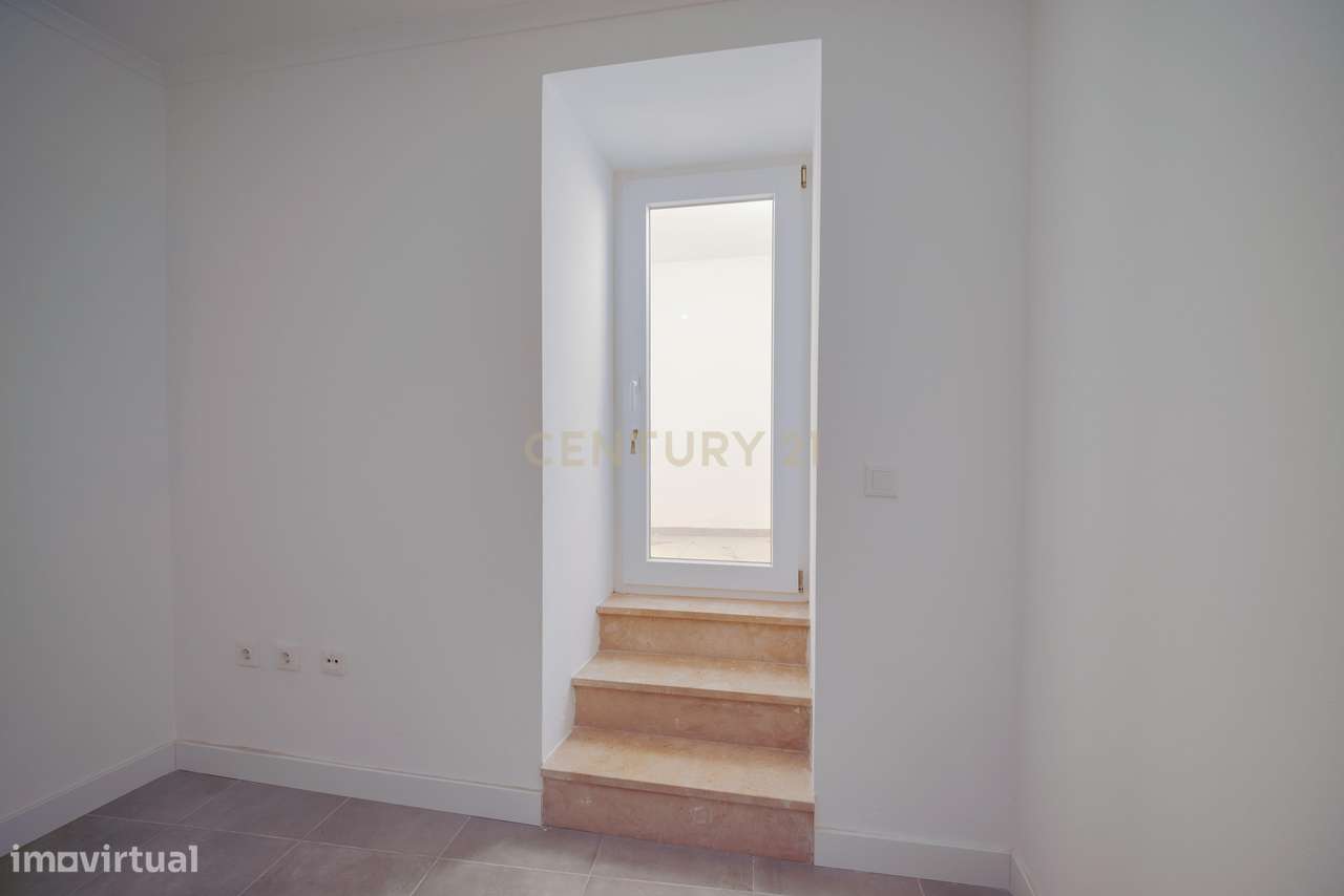 Prédio c/ 2 apartamentos (T1 e T2) com Pátio e Terraço - Centro Histór-21