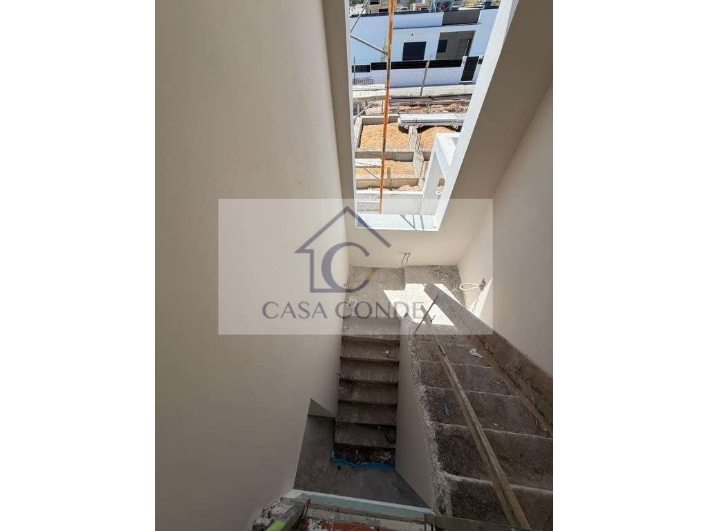Moradia T4 Isolada Duplex em Azeitão com Piscina e Excelentes Acaba...-16