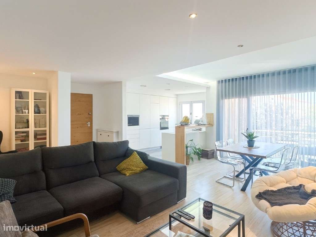 Exclusivo! | T2 com Garagem BOX | Suite | Varandas | Vista Rio-7