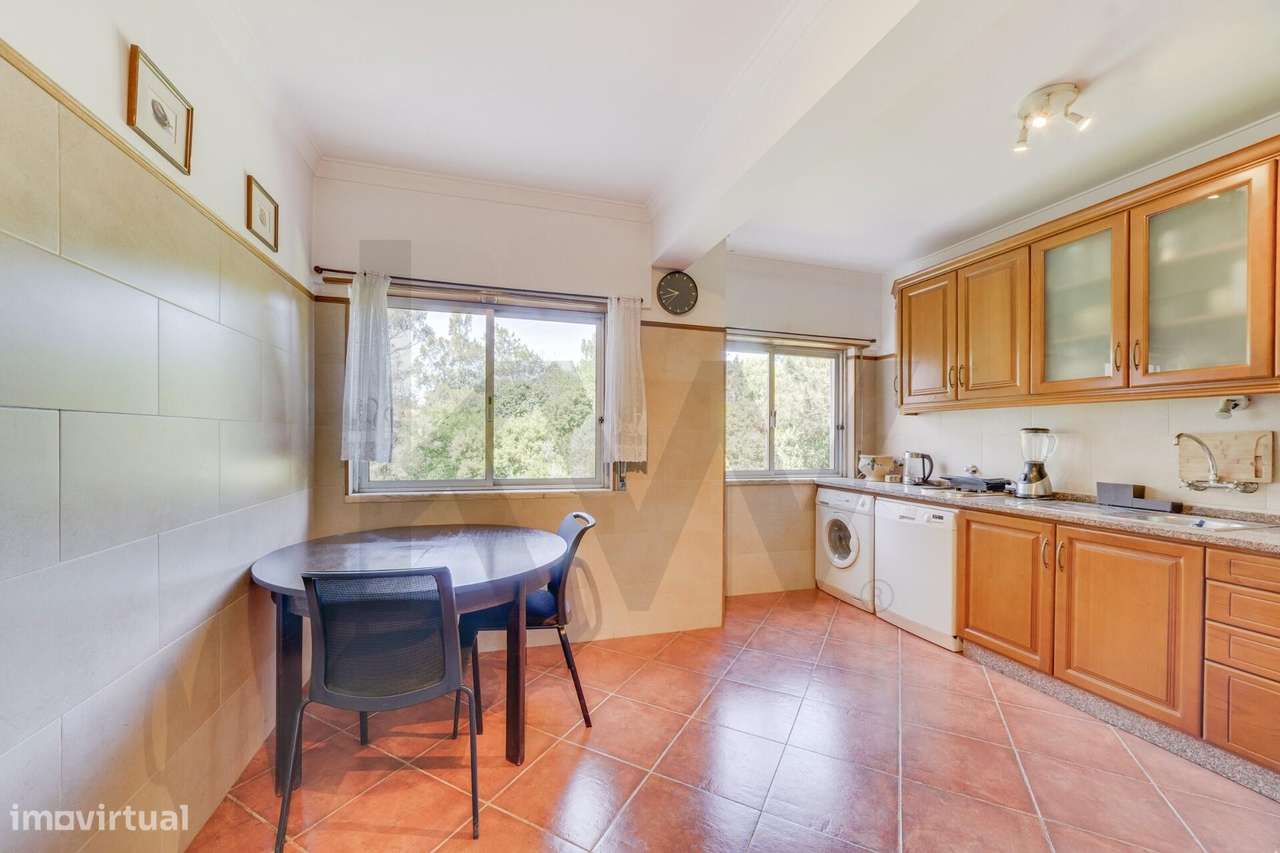 Apartamento T2 em Monte Abraão: Espaço, Luz e Conforto-12