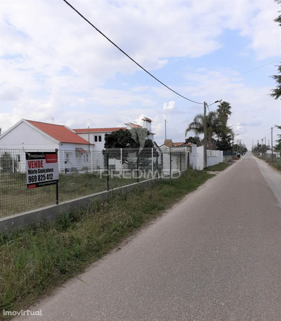 Terreno com viabilidade de construção até 500 m2 - Montijo