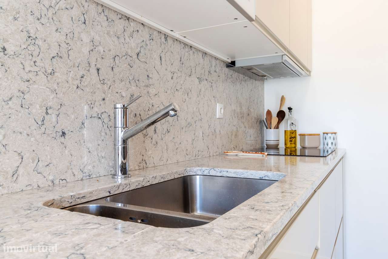 Apartamento T3 convertido em T2 c/ 2 Salas, Semi Remodelado em São Mar-20