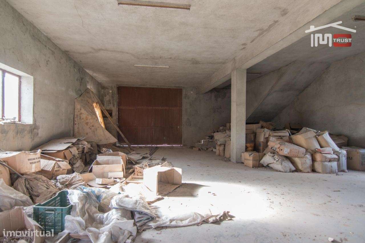 MORADIA T4 COM GARAGEM BARRACÃO PATIO, POÇO E TERRENO COM AREA TOTA... - Grande imagem: 5/26