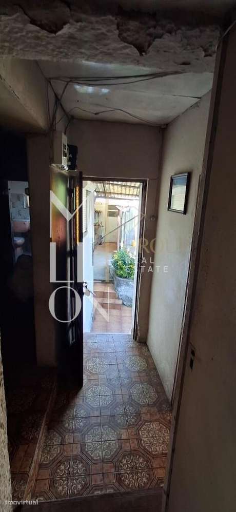 Moradia T2 bifamiliar com grande potêncial e excelente localização:-35