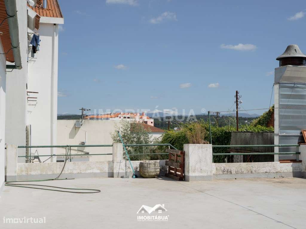 Espaço comercial com habitação T5 no centro da vila-23