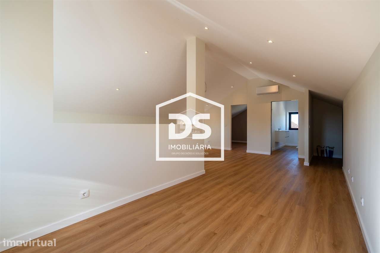 Moradia T4 + T1 com amplo terreno e espaços de lazer em Juncal, Porto-36
