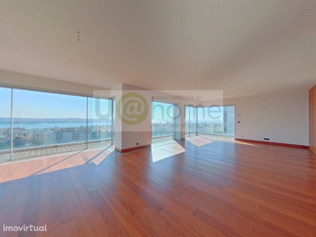 T4 de luxo, condominio c/ com piscina e vista de rio