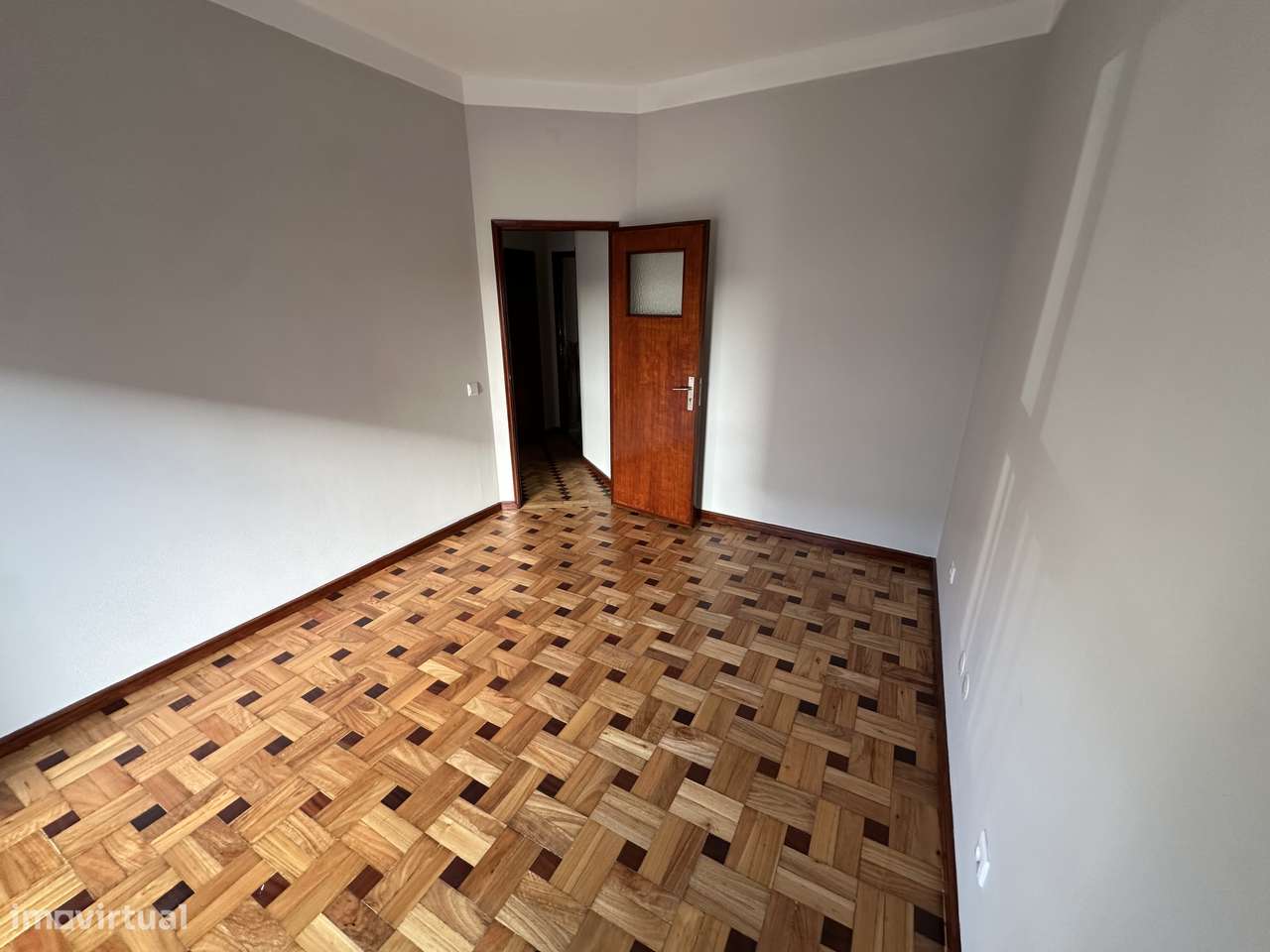 Apartamento T2+1 renovado, com garagem, em boa localização-12
