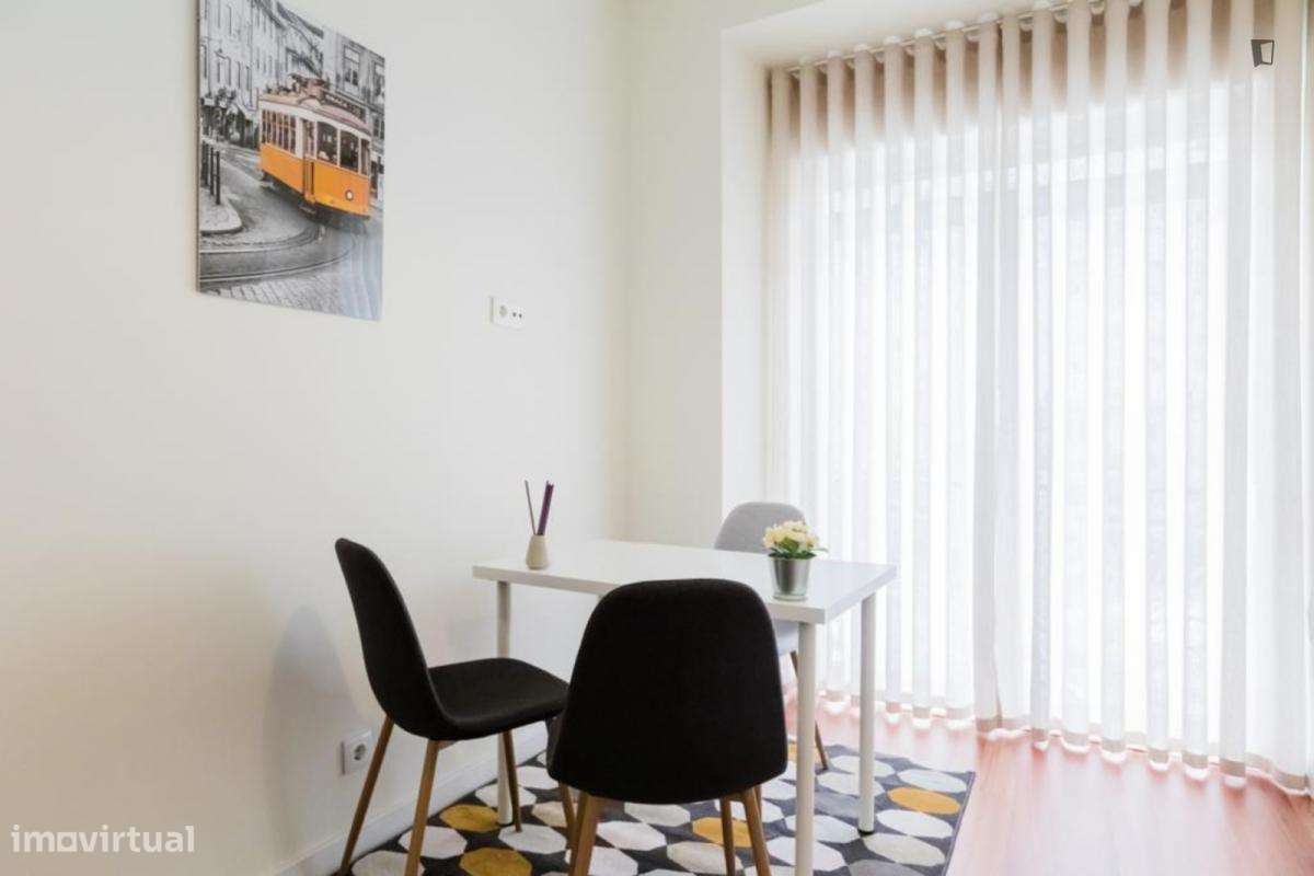 Quarto - localizado em Intendente Lisbon - Grande imagem: 2/8