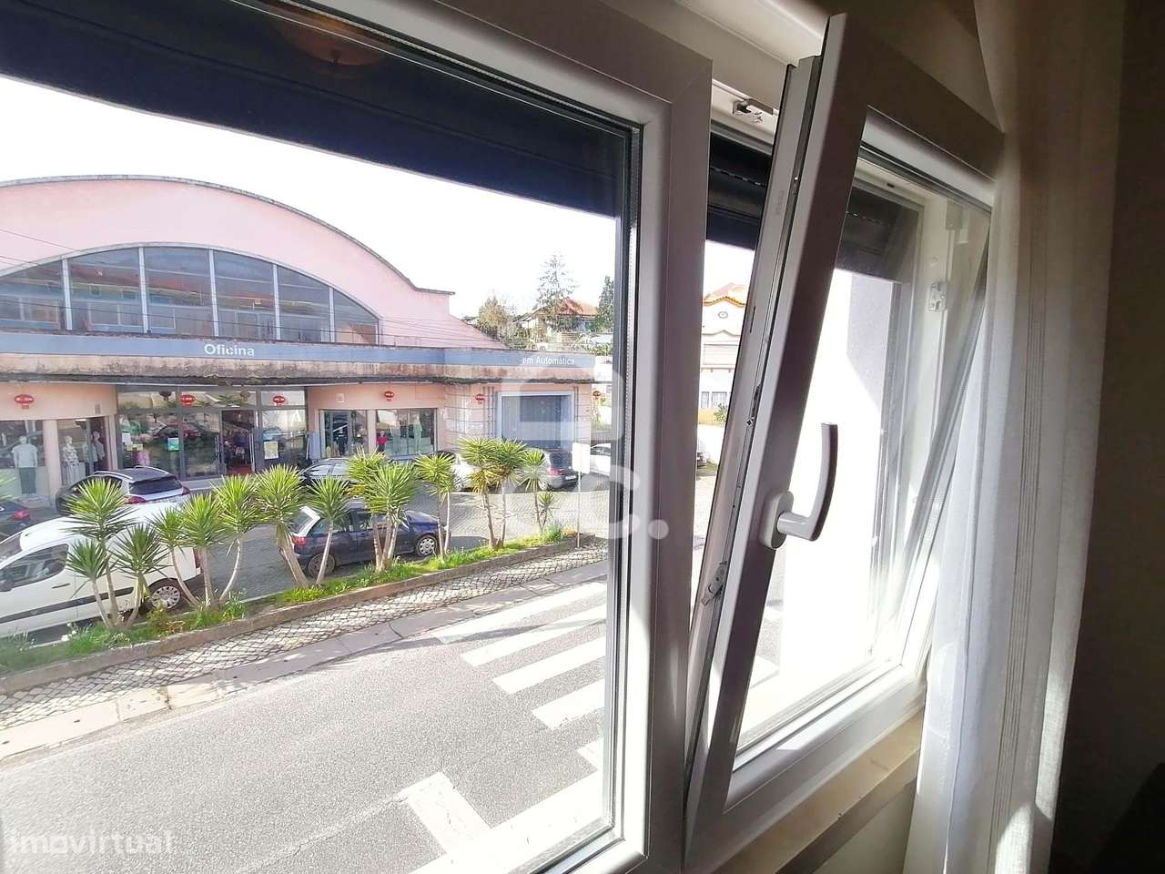 Prédio com Espaço Comercial e Habitação T3+1-9