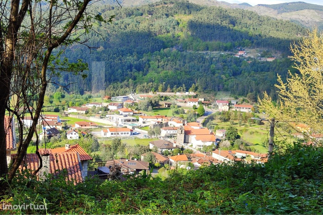 Moradia individual no Gerês para restauro