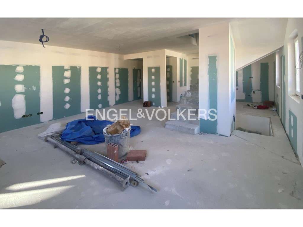 Prédio parcialmente remodelado em Alcântara - Grande imagem: 3/36