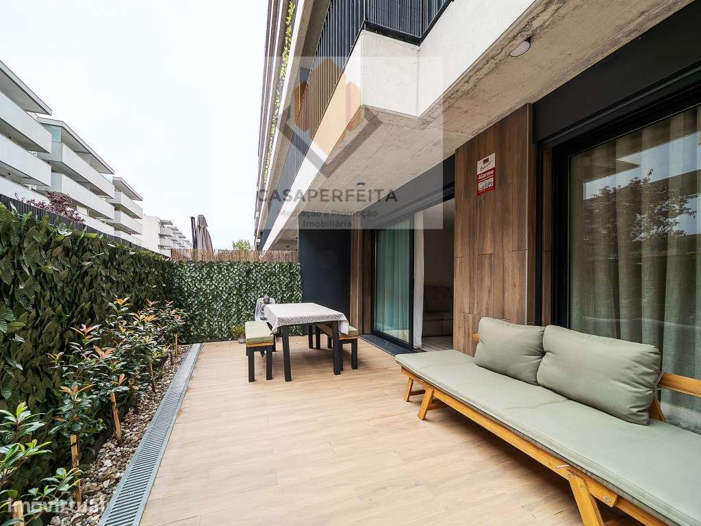 Fabuloso T2 Como Novo com Terraço e Lugar de Garagem - Candal-0