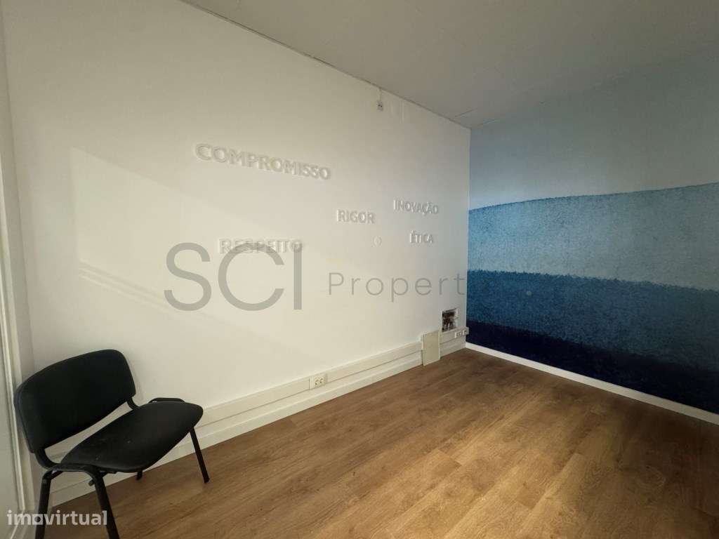 Loja Santa Marta de Corroios 2 Pisos com 130 m2 - Grande imagem: 4/26